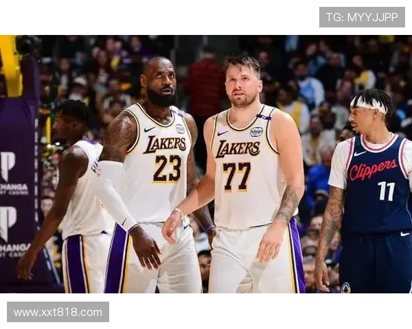 詹姆斯伤退湖人痛失领先 乔治与伦纳德携手率快船逆转取胜